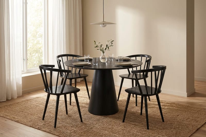 Siena spisegruppe rund 110 cm svart med 4 Tyrö spisestoler - Svart - Møbler - Bord - Spisegruppe