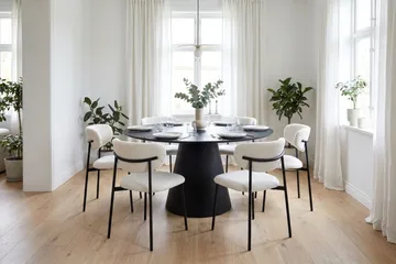 Siena spisegruppe rund 150 cm svart med 6 Lucy spisestoler - Svartbeiset eik - Møbler - Bord - Spisegruppe