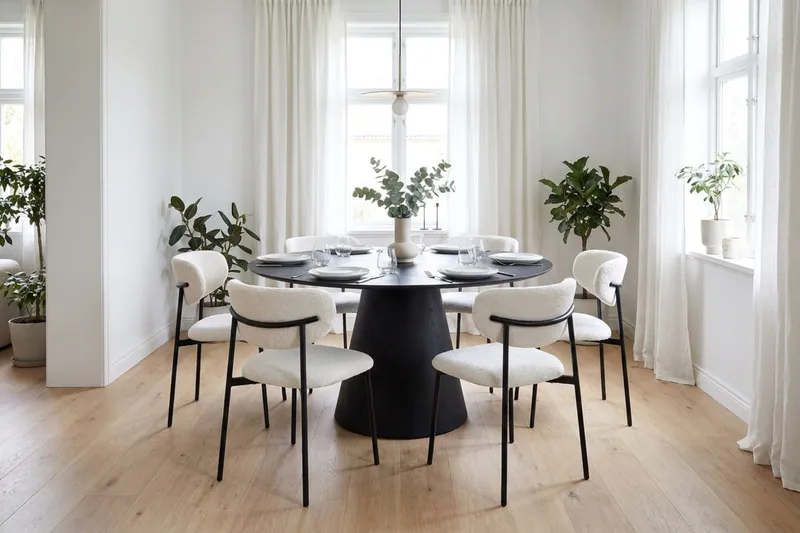 Siena spisegruppe rund 150 cm svart med 6 Lucy spisestoler - Svartbeiset eik - Møbler - Bord - Spisegruppe
