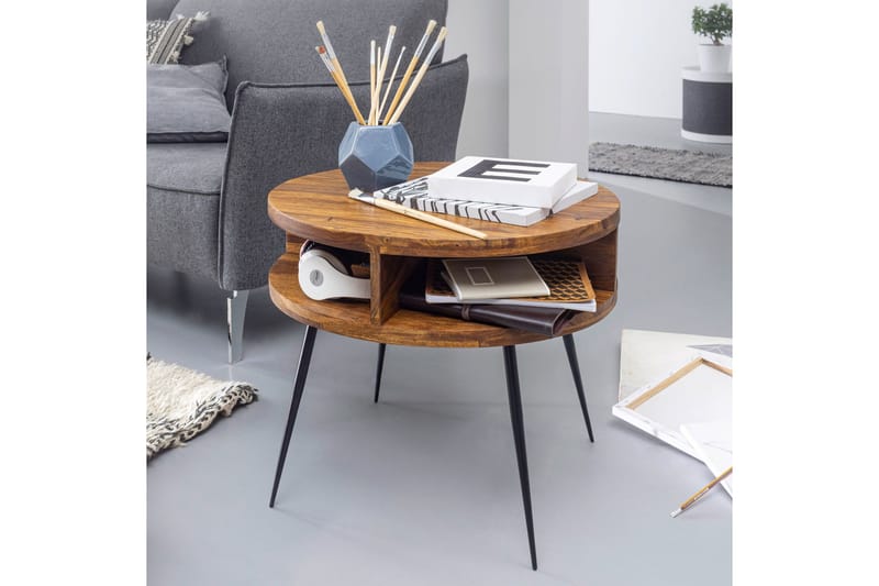 Irias Sofabord 60 cm med Oppbevaring Hylle Rundt - Massivt Tre/Svart - Møbler - Bord - Sofabord & salongbord