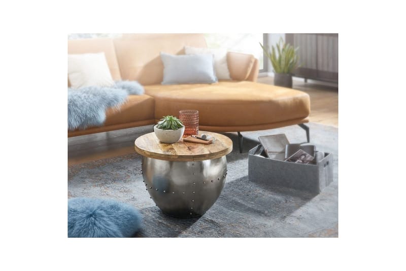 Sofabord Wohnling Massivt tre 60 cm industriell med naglet lagringsplass - Møbler - Bord - Sofabord & salongbord