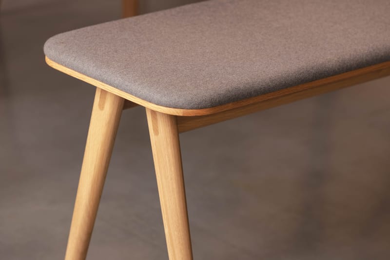 Spisebord Skagana 220 cm inkl 4 stk Stoler + Benk - Natur/Grå - Spisegruppe