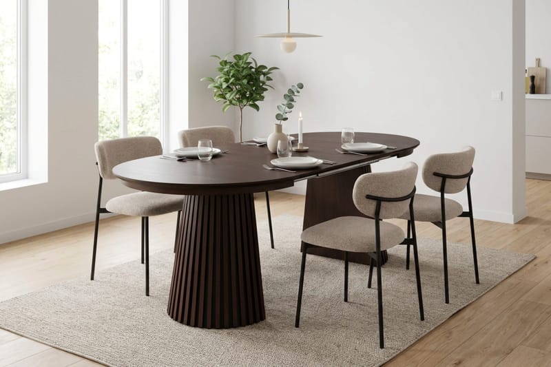 Spisegruppe Bark Peyra 120-220 cm Røkt eik Greige bouclé/metallben svart - Møbler - Bord - Spisegruppe