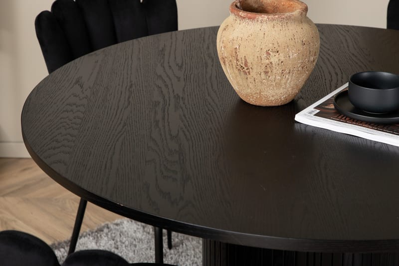 Biana Spisegruppe 110 cm Rund inkl. 4 Limhamn Fløyelsstoler - Svart - Møbler - Bord - Spisegruppe