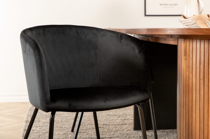Biana Spisegruppe 200 cm Oval inkl. 4 Berita Fløyelsstoler - Valnøttbrun/Svart - Møbler - Bord - Spisegruppe