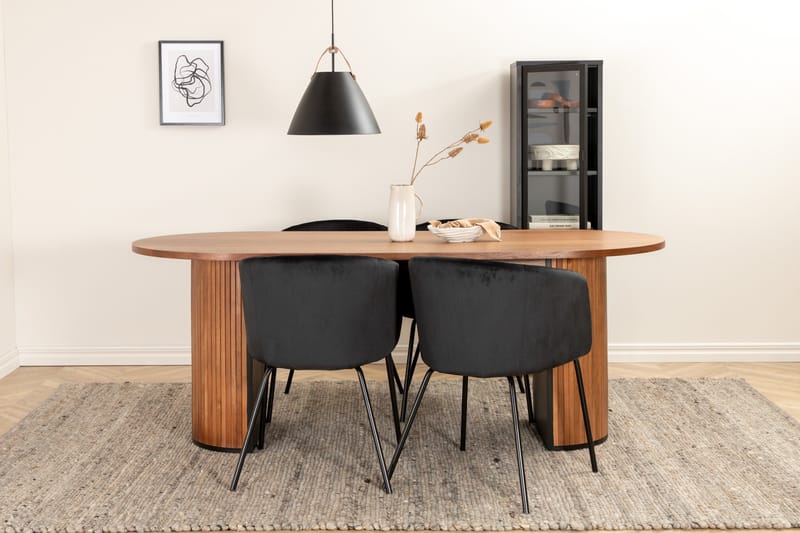 Biana Spisegruppe 200 cm Oval inkl. 4 Berita Fløyelsstoler - Valnøttbrun/Svart - Møbler - Bord - Spisegruppe