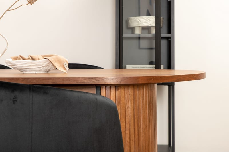 Biana Spisegruppe 200 cm Oval inkl. 4 Berita Fløyelsstoler - Valnøttbrun/Svart - Møbler - Bord - Spisegruppe