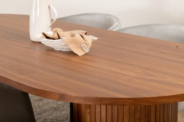 Biana Spisegruppe 200 cm Oval inkl. 4 Berita Fløyelsstoler - Valnøttbrun/Svart/Grå - Møbler - Bord - Spisegruppe