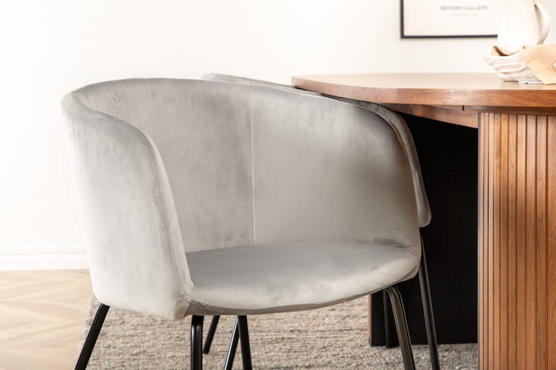 Biana Spisegruppe 200 cm Oval inkl. 4 Berita Fløyelsstoler - Valnøttbrun/Svart/Grå - Møbler - Bord - Spisegruppe