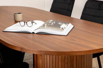 Biana Spisegruppe 200 cm Oval inkl. 4 Robin Fløyelsstoler - Valnøttbrun/Svart - Møbler - Bord - Spisegruppe