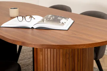 Biana Spisegruppe 200 cm Oval inkl. 4 Velvets Stoler - Valnøttbrun/Grå/Svart - Møbler - Bord - Spisegruppe