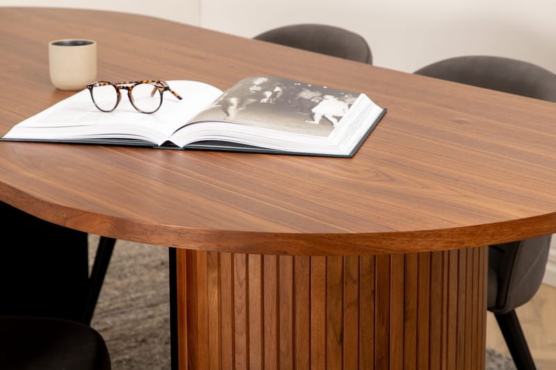 Biana Spisegruppe 200 cm Oval inkl. 4 Velvets Stoler - Valnøttbrun/Grå/Svart - Møbler - Bord - Spisegruppe