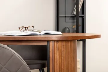 Biana Spisegruppe 200 cm Oval inkl. 4 Velvets Stoler - Valnøttbrun/Grå/Svart - Møbler - Bord - Spisegruppe