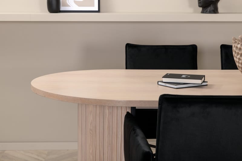 Bianca ovalt Spisebord med 4stk Pippi Spisestol - Møbler - Bord - Spisegruppe