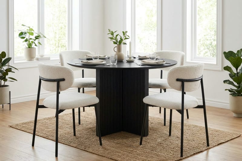 Edda spisegruppe rund 110 cm Svart med 4 Lucy spisestoler - Svart - Møbler - Bord - Spisegruppe