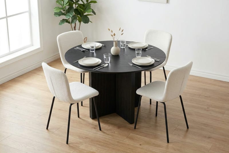 Edda Spisegruppe rundt 110 cm Svart med 4 Katy spisestoler - Svart - Møbler - Bord - Spisegruppe
