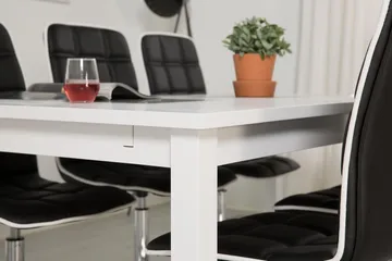 Jasmin Spisegruppe med 6 Frida Stoler - Hvit/Sort PU - Møbler - Bord - Spisegruppe