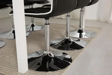 Jasmin Spisegruppe med 6 Frida Stoler - Hvit/Sort PU - Møbler - Bord - Spisegruppe