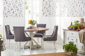 Lyon Spisegruppe Ø150 cm Rund med 4 Viktoria Stoler - Vintage Natur/Hvit/Grå - Møbler - Bord - Spisegruppe