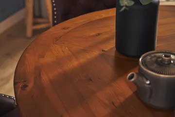 Lyon Spisegruppe 120 cm Rund med 4 Bergviken Stoler Kunstlær - Brun - Møbler - Bord - Spisegruppe