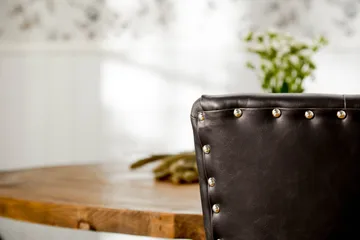 Lyon Spisegruppe 150 cm Rund med 4 Tuva Lenestol - Vintage Alm/Svart PU - Møbler - Bord - Spisegruppe