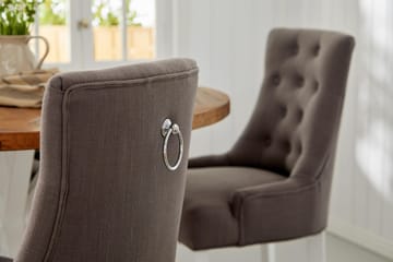 Lyon Spisegruppe Rund med 4 Viktoria Lenestoler - Tre/Hvit/Grå - Møbler - Bord - Spisegruppe