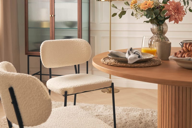 Noira Spisebord 120 cm Valnøtt Rundt med 4 Gemmiano Spisestoler - Brun - Møbler - Bord - Spisegruppe