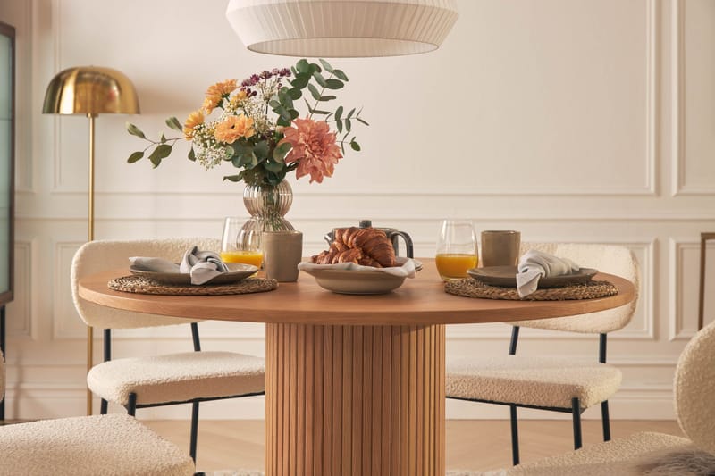 Noira Spisebord 120 cm Valnøtt Rundt med 4 Gemmiano Spisestoler - Brun - Møbler - Bord - Spisegruppe