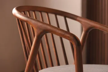 Noira Spisegruppe 120 cm Rundt Spisebord med 4 Noira Stoler - Valnøtt - Møbler - Bord - Spisegruppe