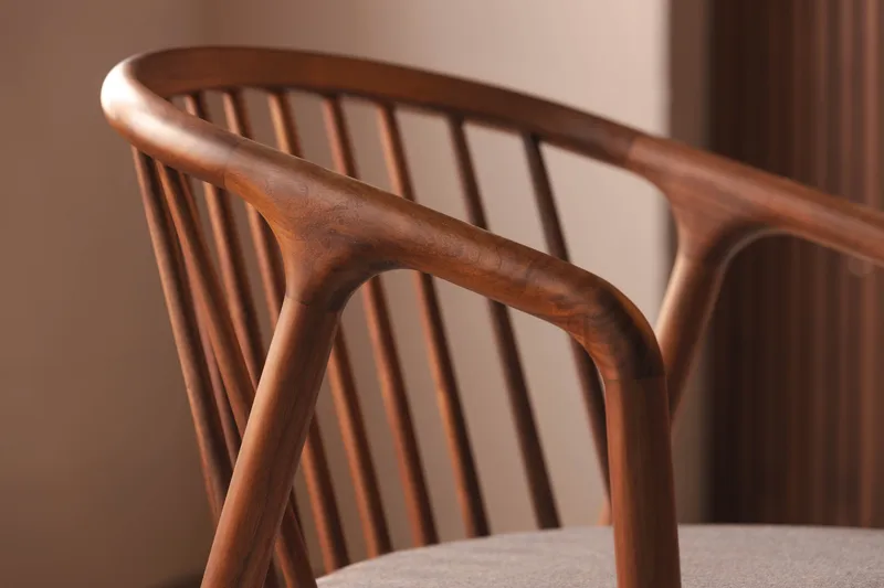 Noira Spisegruppe 120 cm Rundt Spisebord med 4 Noira Stoler - Valnøtt - Møbler - Bord - Spisegruppe