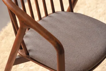 Noira Spisegruppe 120 cm Rundt Spisebord med 4 Noira Stoler - Valnøtt - Møbler - Bord - Spisegruppe