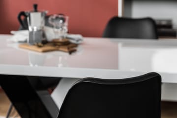 Spisegruppe Mendoza 140 cm med 4 Scale Stol - Hvit|Svart|Svart PU - Møbler - Bord - Spisegruppe
