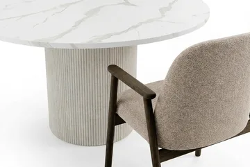 Uppveda Spisebord 120 cm Rundt Hvitt med 4 Reciclar Spisestoler - Hvit/Greige - Møbler - Bord - Spisegruppe