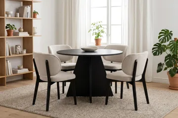 Vera Spisegruppe 110 cm rund i Svart med 4 Eira Spisestoler - Svartbeiset eik - Møbler - Bord - Spisegruppe