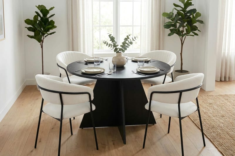Vera spisegruppe rund 110 cm svart med 4 Karol spisestoler - Svart - Møbler - Bord - Spisegruppe