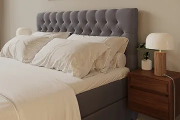 Hilton Lyx Komplett Sengpakke 160x200 cm Kontinentalseng med knappet sengegavl i fløyel - Grå / Fløyel - Møbler - Senger - Kontinentalsenger