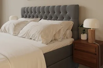 Hilton Lyx Komplett Sengpakke 180x200 cm Kontinentalseng med knappet sengegavl i fløyel - Lysegrå - Møbler - Senger - Kontinentalsenger