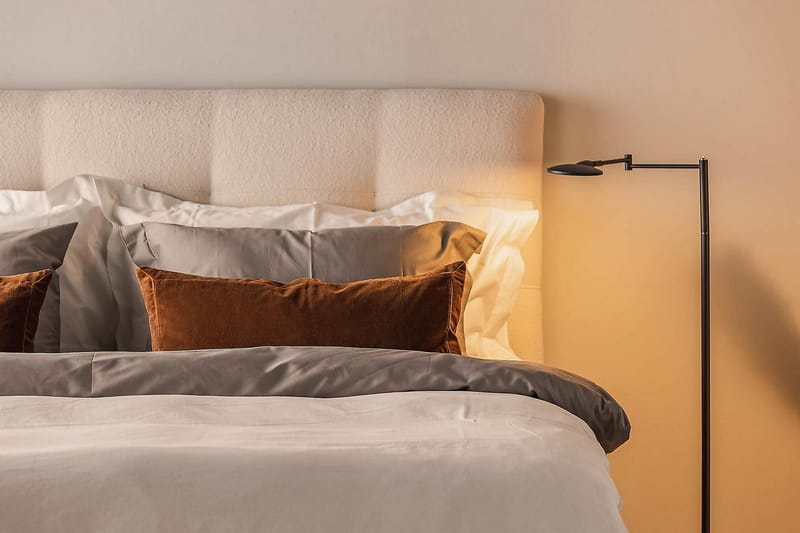 Oslo Luksus Komplett Seng Pakke Kontinentalseng 180x200 cm med Knapper trukket sengegavl - Beige - Møbler - Senger - Kontinentalsenger