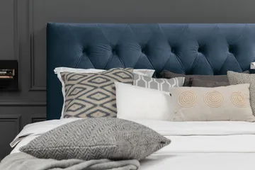 Royal Velvet Kontinentalseng 160x200 cm - Mørkeblå Fløyel/Dreide Ben - Møbler - Senger - Kontinentalsenger