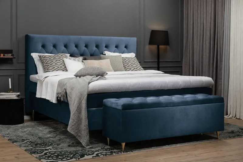 Royal Velvet komplett sengepakke 160x200 cm - Mørkeblå med høye gullben - Møbler - Senger - Kontinentalsenger