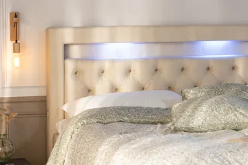 Oppbevaringsseng Alessia med LED-belysning 180x200 - Beige - Møbler - Senger - Senger med oppbevaring