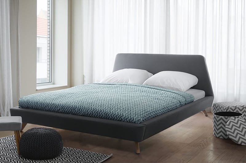 Vienne Sengeramme 180x200 cm i Stoff med Sengegavl og Trebein - Grå - Møbler - Senger - Sengeramme & sengestamme