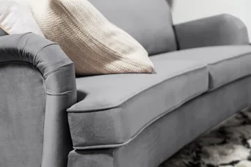 Howard-sofa uten divan og sjeselong Bloomington Howard Classic fløyelssofa 3,5-seter Vera 2, Grå velur - Møbler - Sofaer - 3 seter sofa