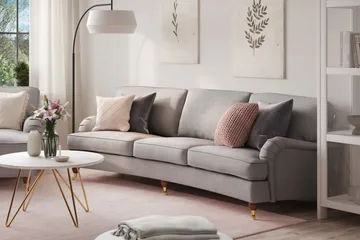 Howard Lyx 4-seters Svunget Stoffsofa - Lys grå - Møbler - Sofaer - 4 seter sofa