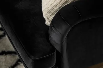 Howard Classic 2-seters Svunget Fløyelssofa - Svart - Møbler - Sofaer - Howard-sofaer