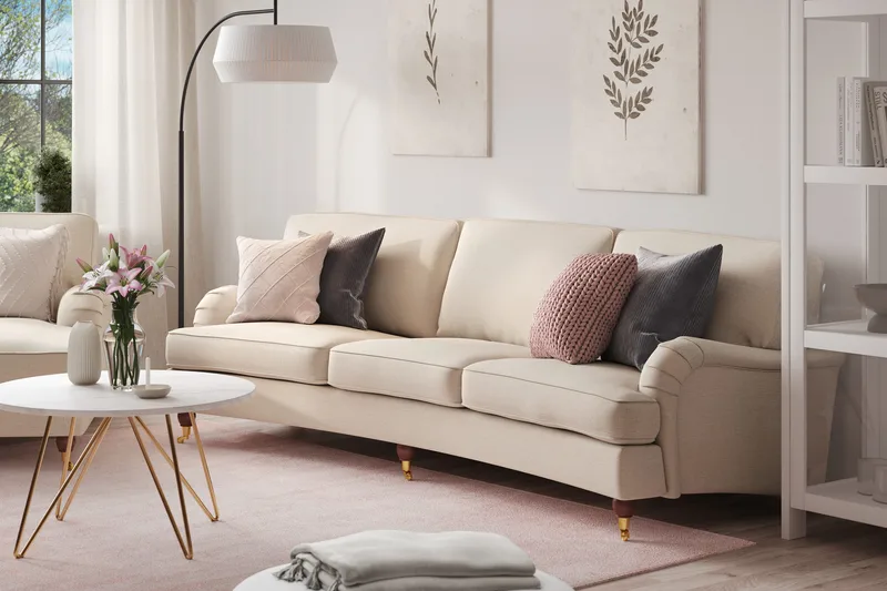 Howard Lyx 4-seters Bueformet Stoffsofa - Beige - Møbler - Sofaer - Howard-sofaer