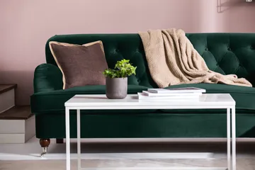 Howard Riviera 2-seters Fløyelssofa - Grønn - Møbler - Sofaer - Howard-sofaer