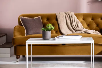 Howard Riviera 2-seters Fløyelssofa - Mørk gul - Møbler - Sofaer - Howard-sofaer