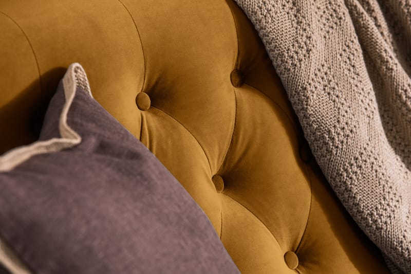 Howard Riviera 2-seters Fløyelssofa - Mørk gul - Møbler - Sofaer - Howard-sofaer