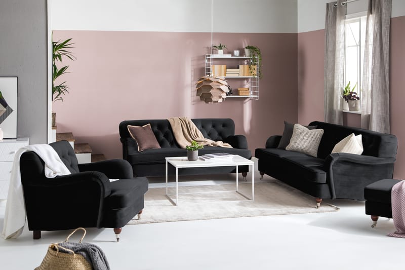 Howard Riviera 2-seters Fløyelssofa - Svart - Møbler - Sofaer - Howard-sofaer